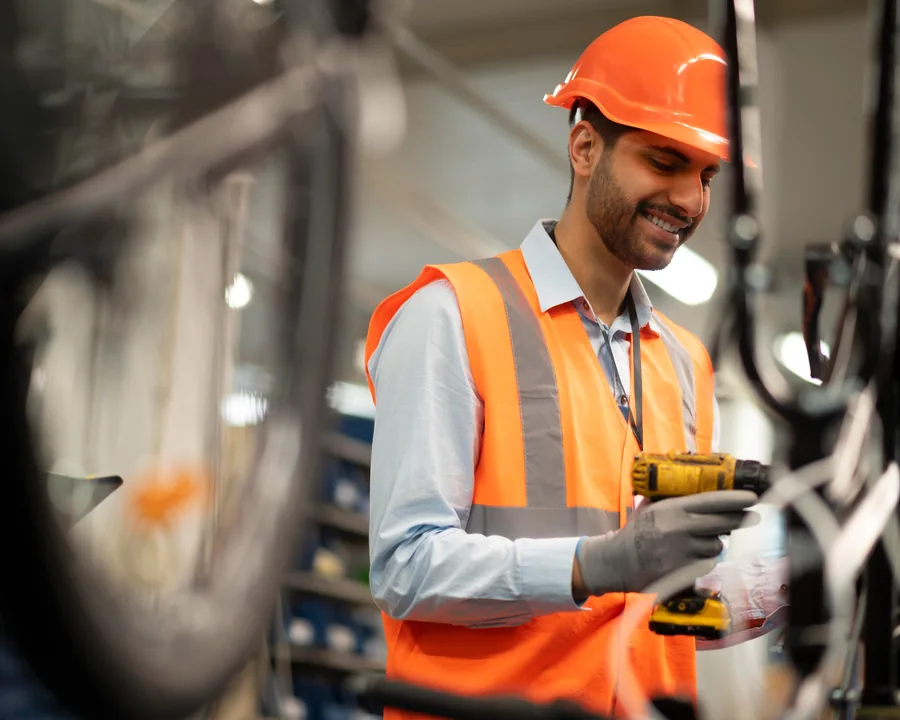 Especialista evaluando una falla en maquinaria industrial