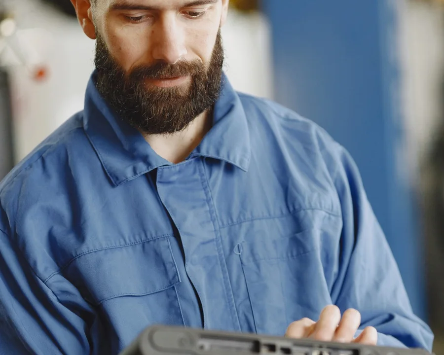Panel de control de una línea de producción industrial