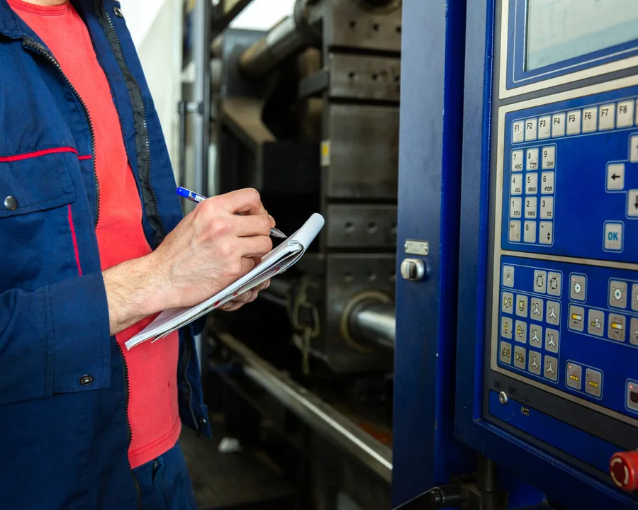 Técnico realizando una inspección preventiva industrial